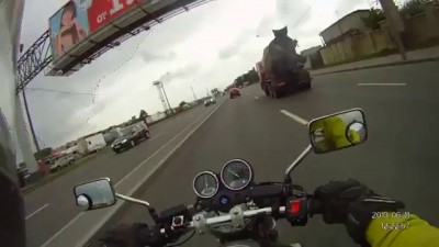 Наказатель на байке Aggressive biker punishes RoadRage