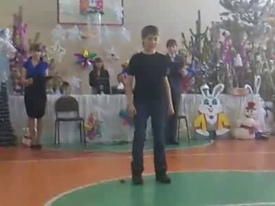 Пацан танцует ремикс