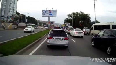 Во Владивостоке пассажирский автобус рухнул с 5-метровой высоты