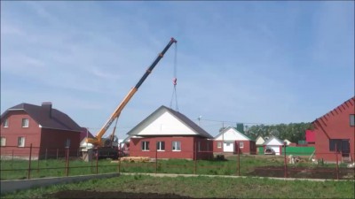 У  дома поехала крыша