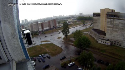серый седан заглох в воде