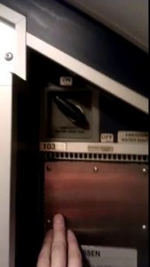 Слив воды Boeing-737NG передняя кухня в стакан