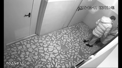 Страшная драка. Девушку забивают ногами в доме.