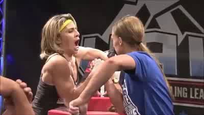 Сумасшедшая тетка армрестлер