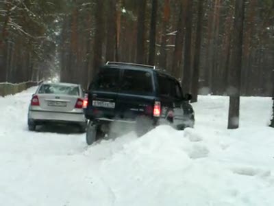 Объезд брошенной машины по бездорожью