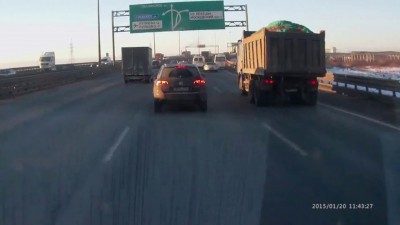 Самосвал помешал полицейскому задержанию на КАД