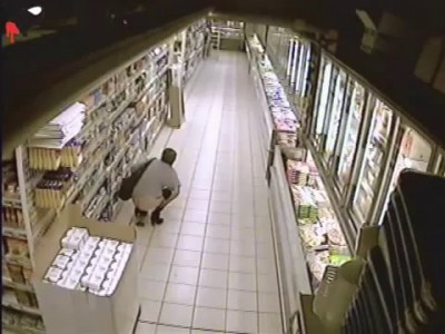 Женщина насрала в супермаркете !