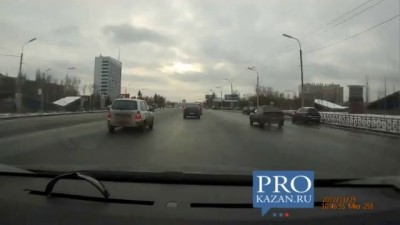 Упал столб на глазах автомобилистов