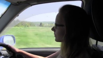 Голая девушка переезжает реку на внедорожнике