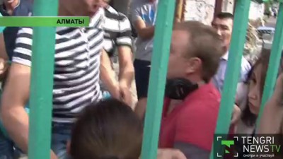 На оператора TengrinewsTV напали и покусали на съемках пожара в Алматы