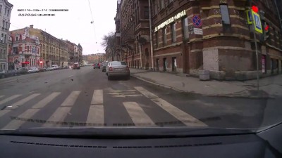 Не посмотрел в зеркала при  маневре...