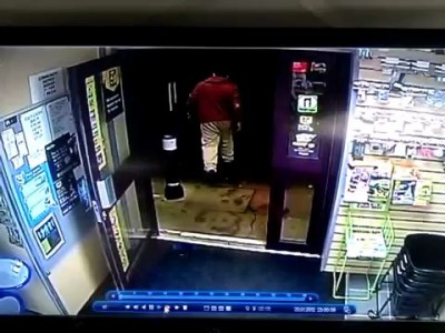 Дед защитил свой магазин шваброй.