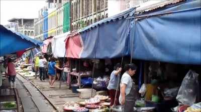 Поезд проезжает через рынок, Бангкок