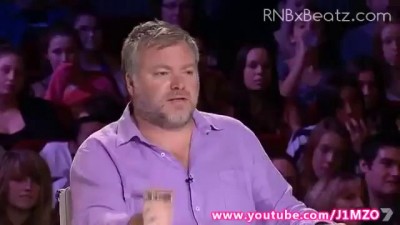 Парень имитирует звук болида Формулы-1