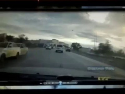 водитель мерседеса сбивает пешехода