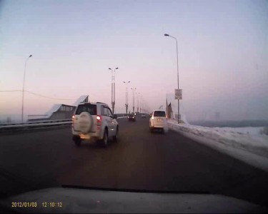 на пустой дороге.