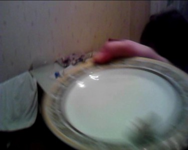 Скорлупа крутится на тарелке