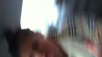 Разводит парня