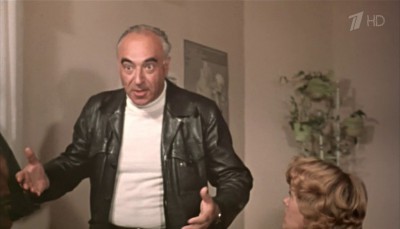 По улице комод водили