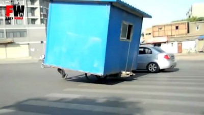 Лошадь идёт поперёк борозды
