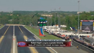 Во время гонки драгстеров взорвался один из болидов ...