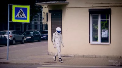стиг переходит дорогу
