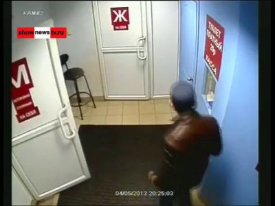 Воришка тырит сумку в туалете