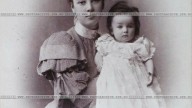 с матерью Марией Николаевной Граббе .1890 г.
