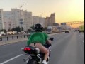 Девушка на заднем мотоцикла