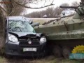 Пьяные военные! Украинский БМП пригвоздил машину к дереву