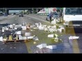 Грузовик с бухлом перевернулся на МКАД 