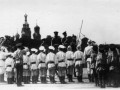 9.Император Николай II с группой офицеров объезжает отр?