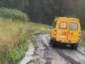 Дрифт в грязи на школьном автобусе