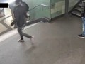 Спустили девушку со ступенек