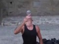 Уличный иллюзионист ломает все законы физики