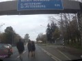 Двое повернули голову , а 3 нет