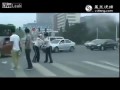 Страшная драка девушек полицейских на дороге.A terrible fight girls police on the road.