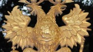 8.Герб на ограде домика Петра I