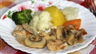овощи с курицей и грибами