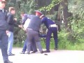 Гаишники кого-то избивают на обочине