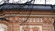 фоне суровой кладки выделяются выразительные лепные ?
