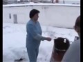 Работники выбрасывают живых цыплят на мороз! Ужас!