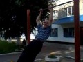 Дедушка в 70 лет отжигает на турнике