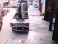 Китайского рабочего завалило стеклом