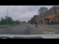 Велосипедист переходит пешеходный переход