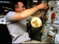Сложно кушать в космосе