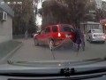 Девушка под днищем авто