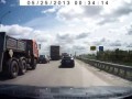 Мотоциклист между рядами