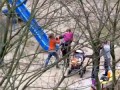 Буйная леди избивала семью, пока ее не вырубили мощным ударом с ноги