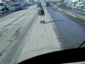 Чудака прет на дороге